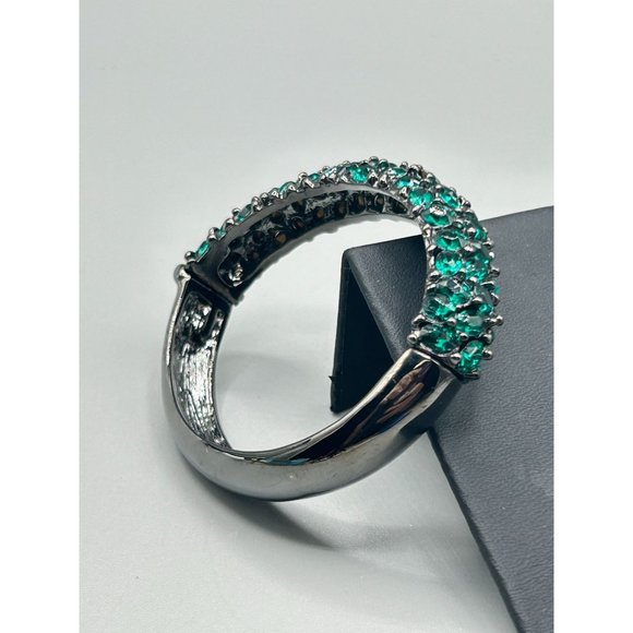 Designer Signed KJL Kenneth Jay Lane Hinged Clamper Bangle Green Crystals Pave - Picture 3 of 9